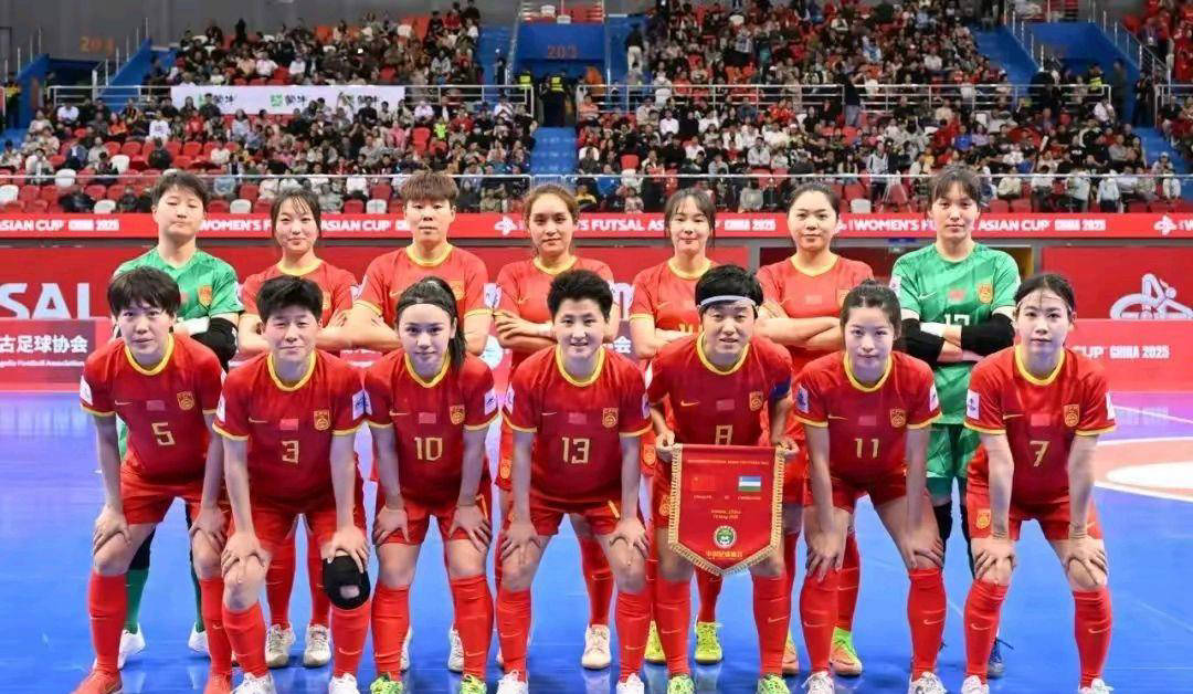 女足比赛激烈对抗，选手斗志昂扬